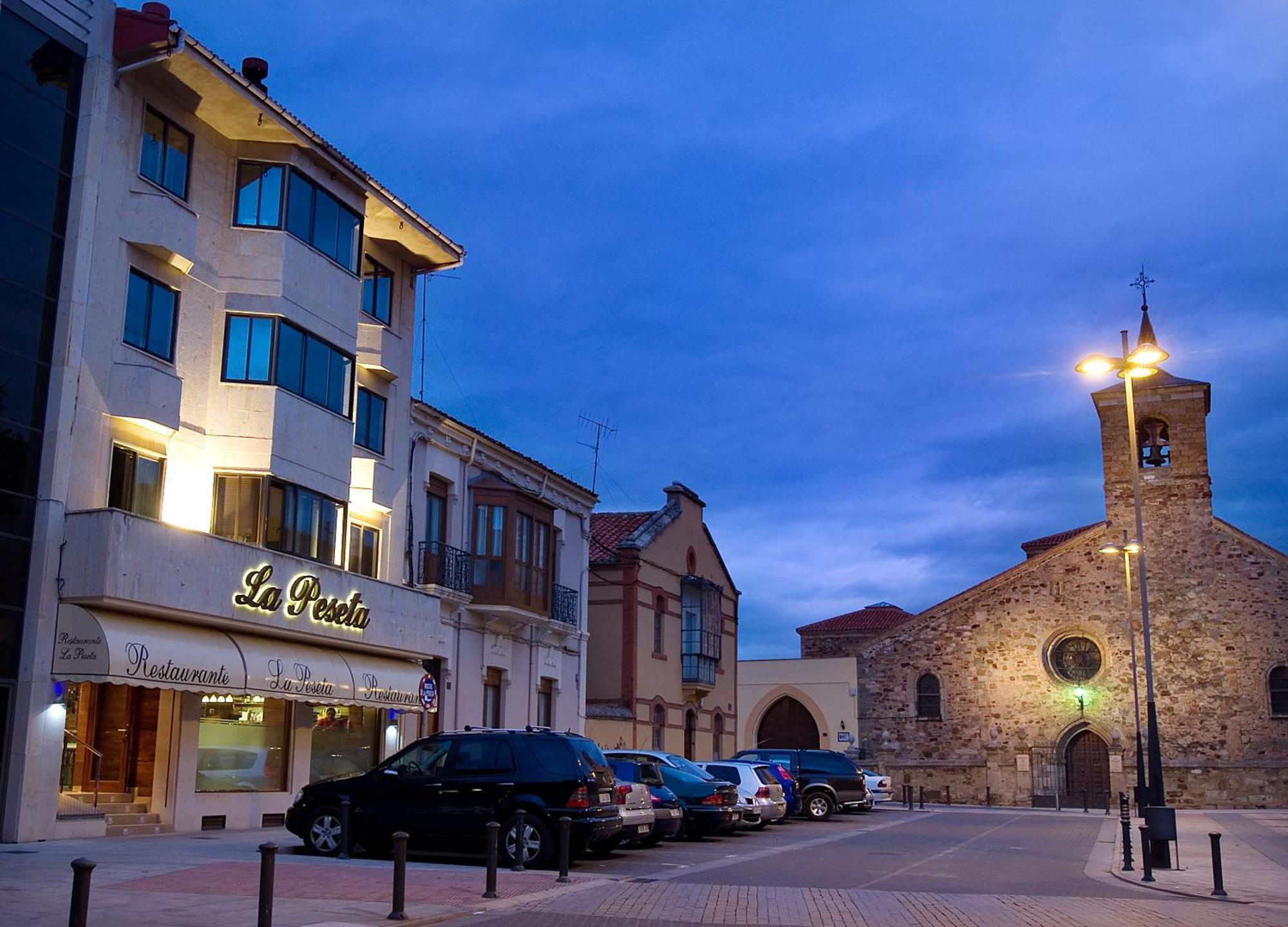 Hotel Restaurante La Peseta Astorga Bagian luar foto